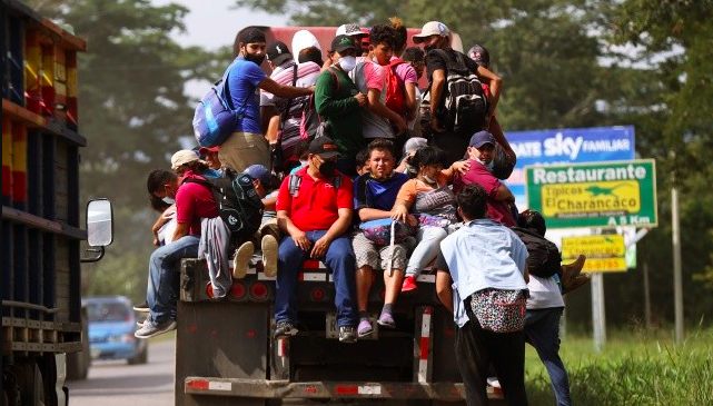 2021年1月14日，在洪都拉斯的聖佩德羅蘇拉，卡車司機運送移民，為他們抵達洪都拉斯與危地馬拉邊境提供便利，以便能夠到達美國。(Milo Espinoza/Getty Images)