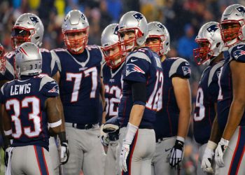 NFL常規賽揭幕戰沒有球員升國旗時下跪