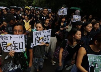 中共軍隊壓境，香港抗議民眾何去何從？