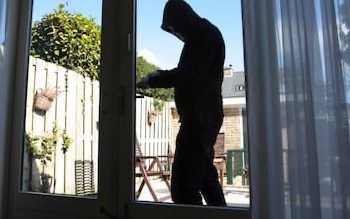 注意！灣區入室行竊犯新伎倆，偽裝上門推銷