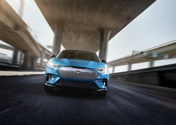 巧妙利用？電動車的前車廂可以提供球賽的「停車野餐聚會」 Tailgate Party？