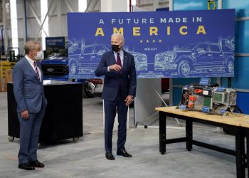 拜登斥巨資支持電動車產業 19州呼籲恢復Keystone