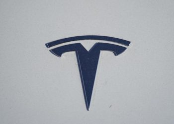 特斯拉攝像頭立功了：幫助警方拘捕射爆車窗的嫌犯