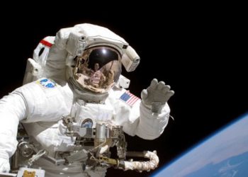 2/3的太空人上太空後遭受視力衰減，SpaceX CRS-23太空船補給任務包羅萬象：眼睛視網膜診斷儀是其中之一