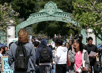 Berkeley要求在餐館、健身房、大型室內活動中提供疫苗接種證明