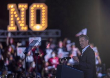 罷免選舉前夕，紐森和他的挑戰者在加州進行最後衝刺