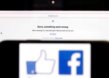 Facebook為何崩潰當機？臉書吹哨人現身有何關注點？