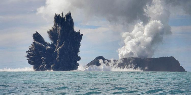 2009年3月18日，湯加海岸附近的海底火山噴發，將蒸汽、灰燼和煙霧噴向空中高達100米。（Getty Images）