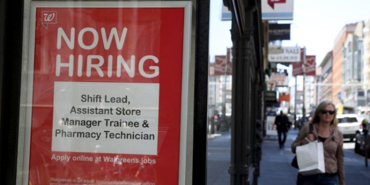 舊金山一家商店的櫥窗上張貼了正在招聘的標誌。（Getty Images）