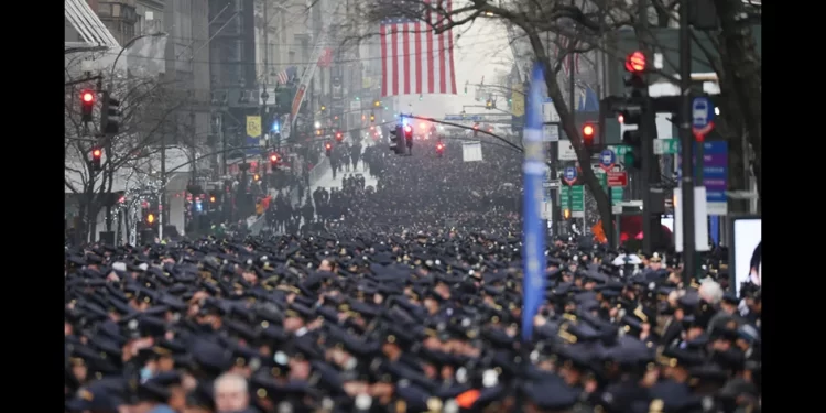 數千警民共同哀悼1月21日因公殉職的2名年輕紐約警察。（GettyImages）