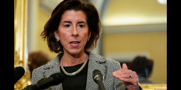 美國商務部長雷蒙多（Gina Raimondo）。（GettyImages）