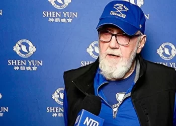 73歲帕金森患者看神韻後扔掉拐杖