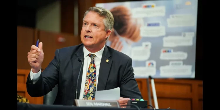 堪薩斯州共和黨聯邦參議員羅傑·馬歇爾（Roger Marshall）醫生在發言。（GettyImages）