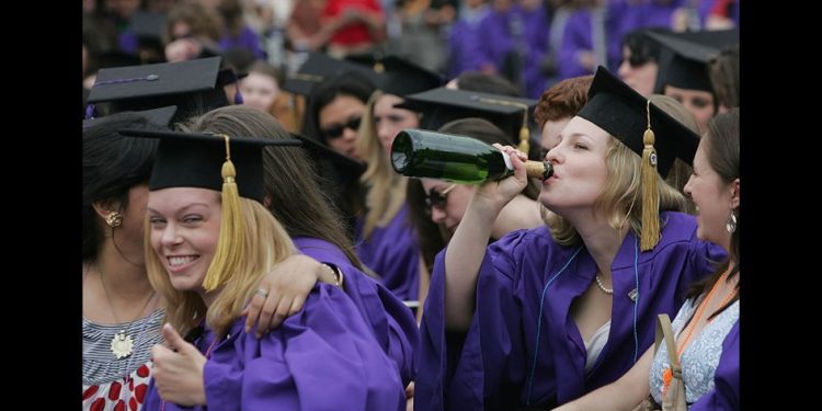 大學畢業典禮。（GettyImages）