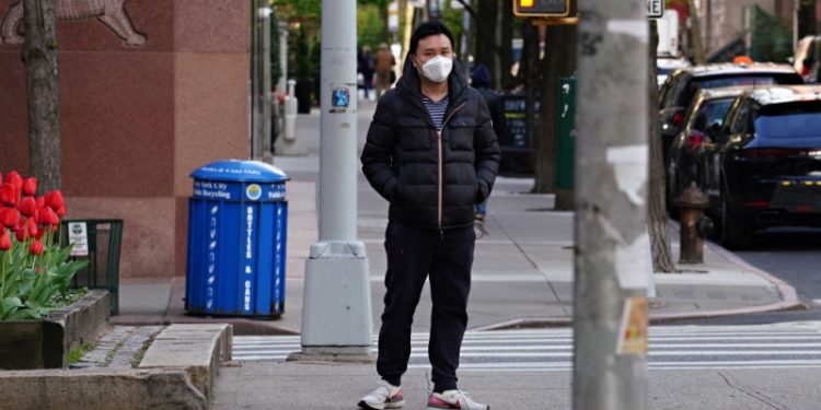 街上的行人正在穿越紅綠燈。（Getty Images）