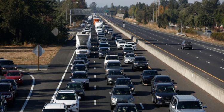 一行行的汽車行駛在加州南向的101高速道路。 （Getty Images）