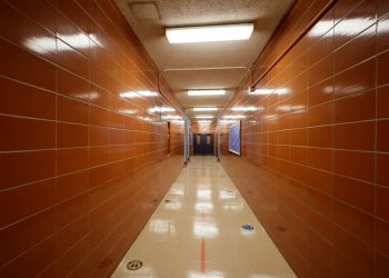 奧克蘭拒絕推遲關閉學校日期 學生家長抗議