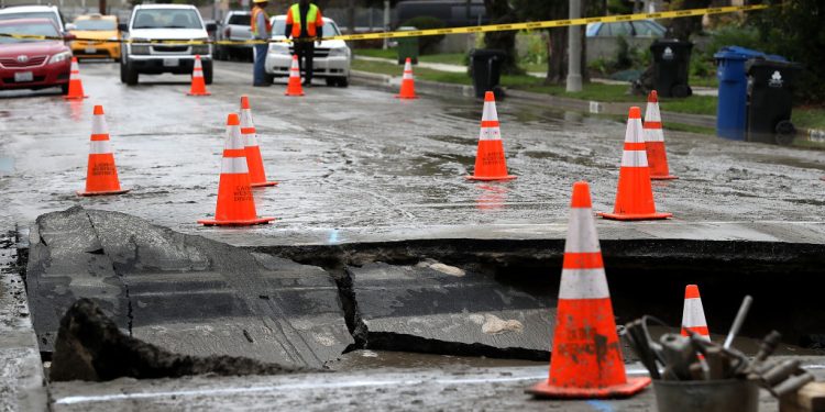 加州洛杉磯的道路路面坑塌。（Getty Images）