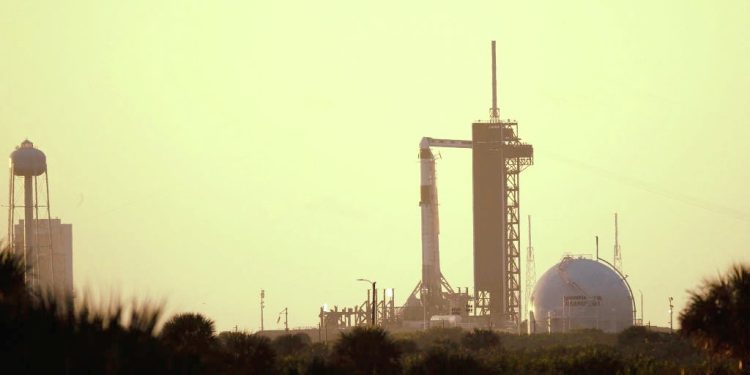SpaceX公司首席執行官馬斯克(Elon Musk)宣布,計畫在下周四晚上發布關於該公司下一代星際飛船火箭的更新消息。圖為,SpaceX 獵鷹 9 號火箭和龍飛船在 2021 年 10 月 30 日在佛羅里達州卡納維拉爾角的原定發射推遲後,在美國宇航局肯尼迪航天中心的 39A 發射台上。(圖片來源:Joe Raedle/Getty Images)