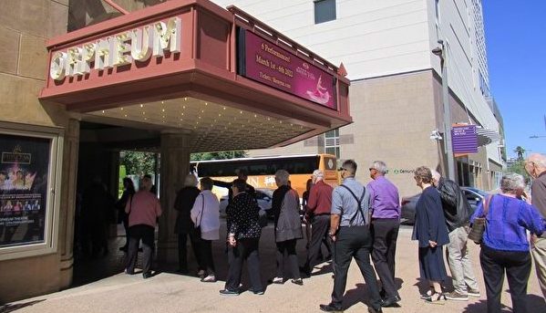 從2022年3月2日至3月6日，神韻北美藝術團在亞利桑那州鳳凰城奧芬劇院（Phoenix Orpheum）一連六場的演出，場場爆滿。演出開始前，觀眾在劇院外排隊等候。（姜麗／大紀元）
