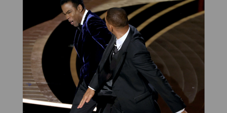 图为奥斯卡影帝威尔.史密斯（Will Smith）不满病妻光头被主持人、黑人谐星克里斯.洛克（Chris Rock）开玩笑，直接上台打了他一巴掌。（图片来源：Neilson Barnard/Getty Images）
