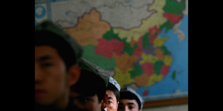 人們站在中國地圖前。（圖片：Guang Niu/GettyImages）
