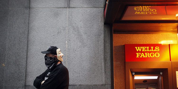 一男子站在舊金山一ATM旁邊。（Getty Images）