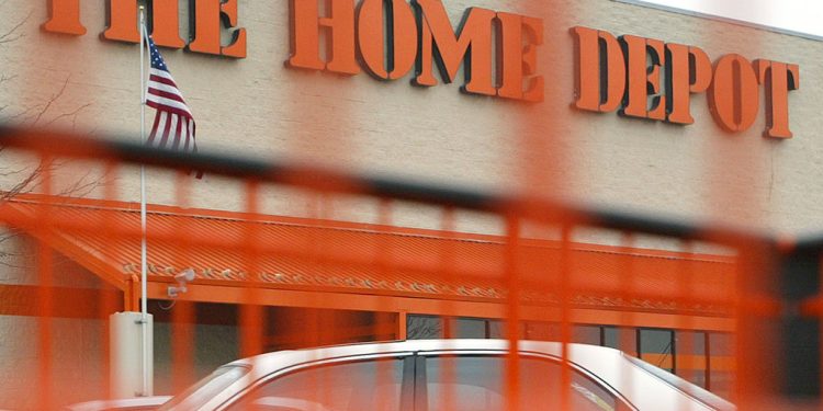 一家Home Depot商店門口。（Getty Images）