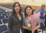 伯克利學生Amanda Carlson向發言的法輪功學員王明慧獻花（子涵/希望之聲）