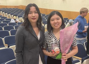 伯克利學生Amanda Carlson向發言的法輪功學員王明慧獻花（子涵/希望之聲）