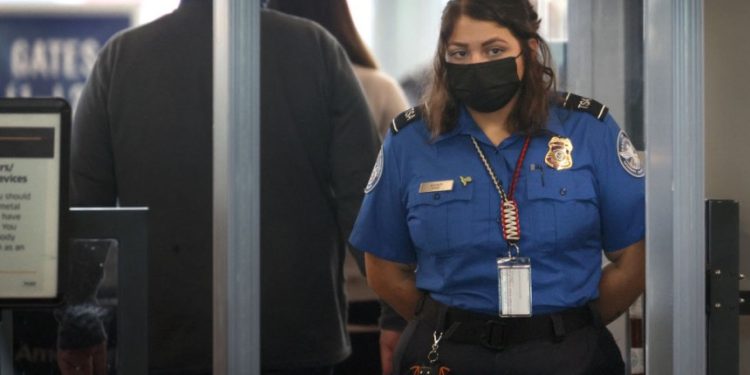 美交通運輸管理局於週一宣布不再強制實施口罩令（圖片來源：Scott Olson/Getty Images）