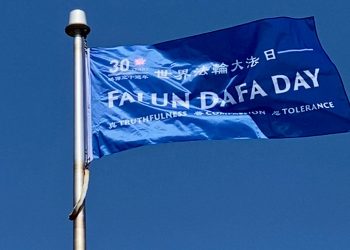首位市長主持升旗 加拿大20城升旗亮燈慶賀法輪大法日