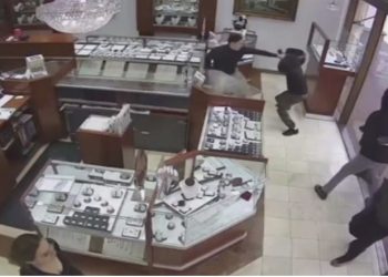 加州珠寶店員工勇戰“打砸搶” 四劫匪落荒而逃