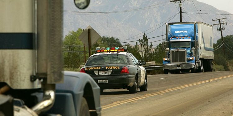 一輛卡車停在路邊。（Getty Images）