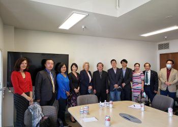 舒伯特（Anne Marie Schubert，左5）与支持她的华裔社区领袖在一起，左6为李少敏。（李少敏提供）