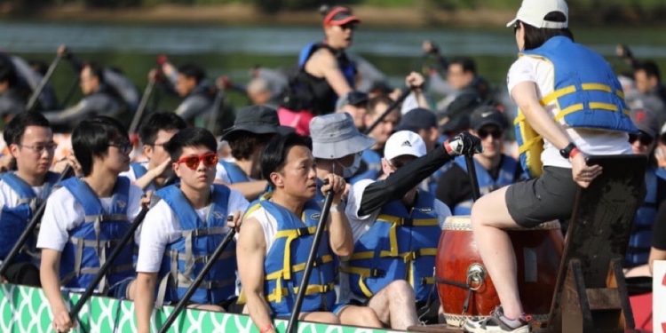 睽違兩年後，華府龍舟賽21日在波多馬克河熱鬧回歸。駐美代表處籌組7支隊伍參賽，駐美副代表王良玉（右前1）、鄭榮俊（左前4）也親自下海，帶領駐美處主隊伍。(圖便來源：中央社）