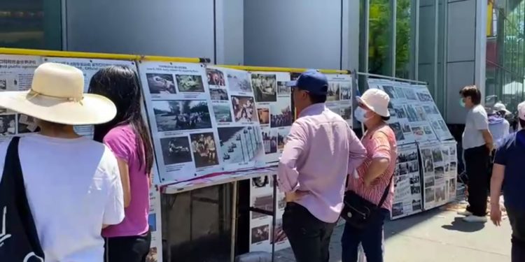 基督徒公義聯盟在紐約市法拉盛圖書館前舉辦‘六四’血案及中共罪惡圖片展。（圖片來源：希望之聲）