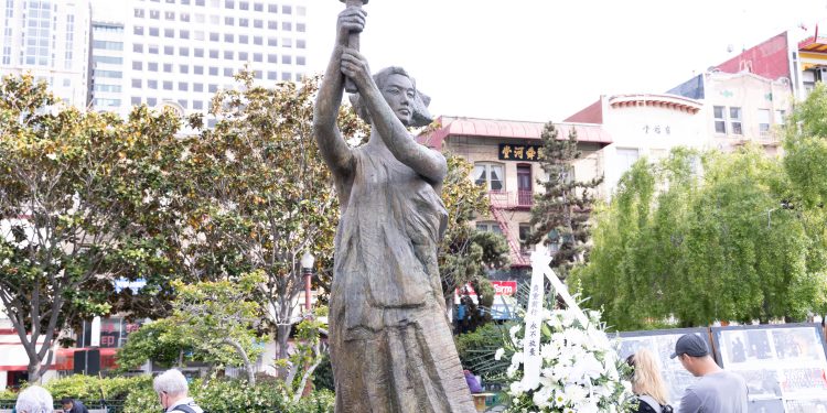 6月3日周五傍晚，数百位湾区民众、民运人士和人权活动者聚集在旧金山中国城花园角，紀念「六四」三十三週年。（摄影：SOH）