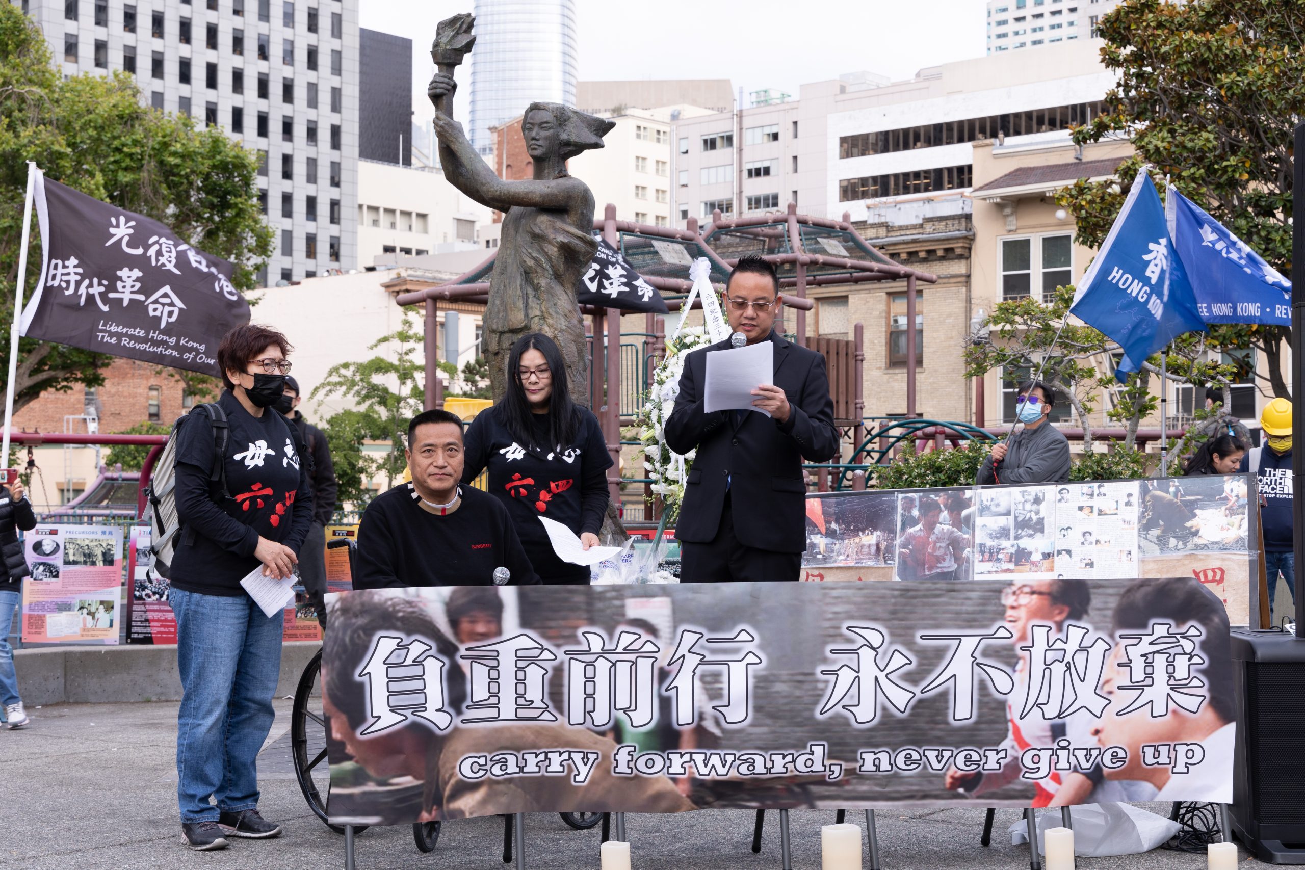 6月3日周五傍晚，数百位湾区民众、民运人士和人权活动者聚集在旧金山中国城花园角，紀念「六四」三十三週年。（摄影：SOH）