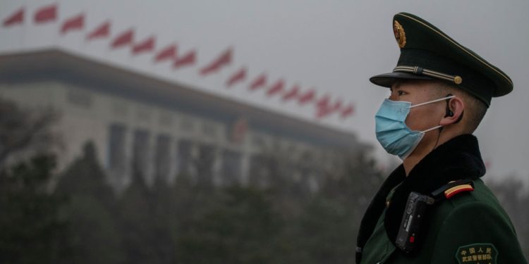 美作家：中共正利用“銳實力”侵蝕世界。圖爲2021年3月5日，北京人民大會堂外一位站崗的武警。（圖片： Kevin Frayer/Getty Images)