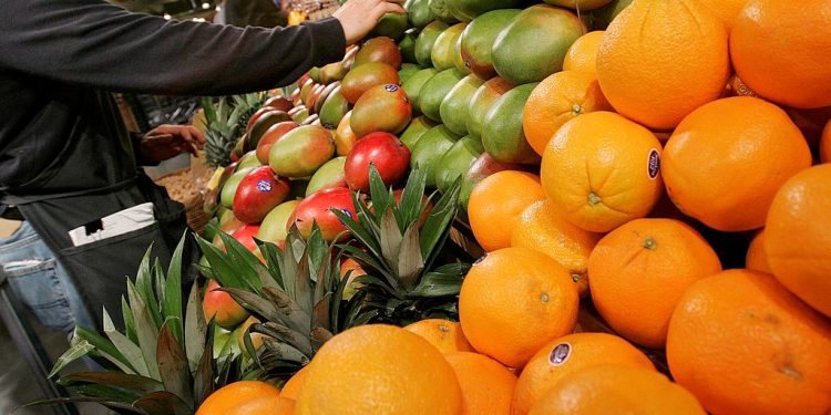 美國物價繼續上漲，圖為美國超市的水果攤位。（圖片：Stephen Chernin/Getty Images)