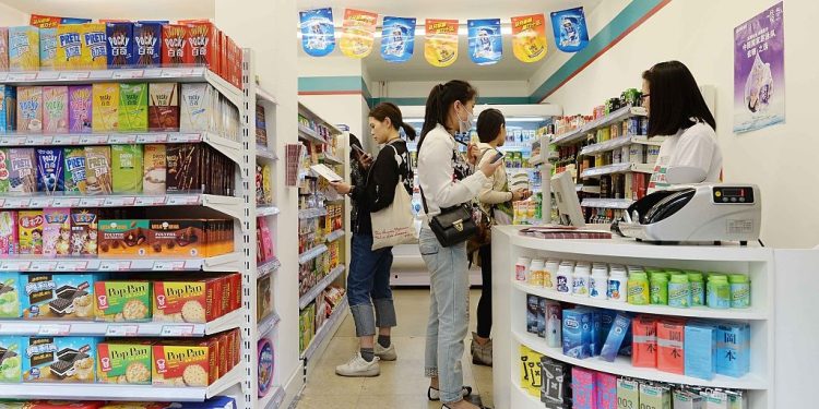 根據庫潤數據對400位上海消費者進行的調查，許多人表示，他們不敢輕易消費，解封后還要進行更多的觀察。（圖片： Getty Images)