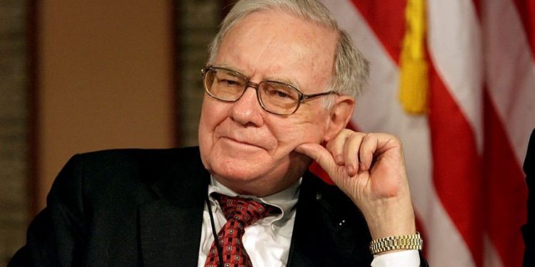 近期多家媒體傳出伯克希爾哈撒韋公司董事長兼CEO沃倫·巴菲特(Warren Buffett)斥資抄底960萬西方石油股票的消息。圖爲巴菲特於2007年3月13日在華盛頓特區喬治城大學舉行的關於資本市場問題小組討論會上。（圖片：Chip Somodevilla/Getty Images）