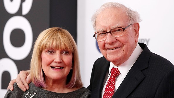 圖為投資家“股神”沃倫·巴菲特與女兒蘇西·巴菲特。（圖片：Paul Morigi/WireImage)