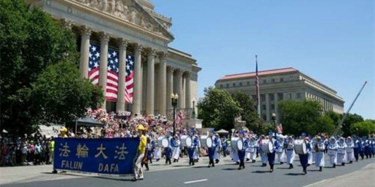 二零二二年七月四日，法輪功學員受邀參加在美國首都華盛頓舉行的獨立日遊行。（圖片：明慧網）