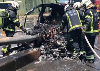 汽車安全：台灣歌星林志穎碰撞起火與特斯拉自駕有關嗎？澳洲開始測試汽車水中逃生。美國汽車火災事故知多少？