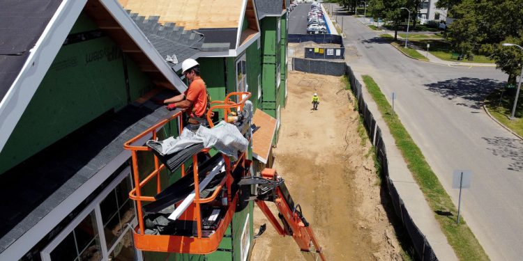 建築工人正在修建一棟房屋。（Getty Images）