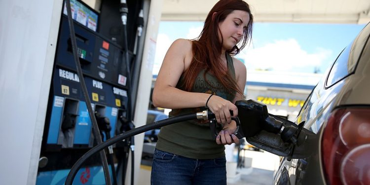 圖為一女子正在給汽車加油。（圖片：Joe Raedle/Getty Images)