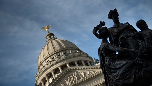 美國政府數據顯示，密西西比州是生活成本最便宜的州。圖為密西西比州傑克遜市密西西比州議會大廈內的邦聯婦女紀念館。（圖片：BRENDAN SMIALOWSKI/AFP via Getty Images)