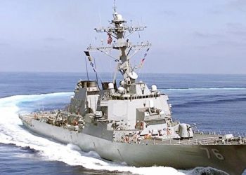 美加軍艦穿越台灣海峽 中共軍武窺視